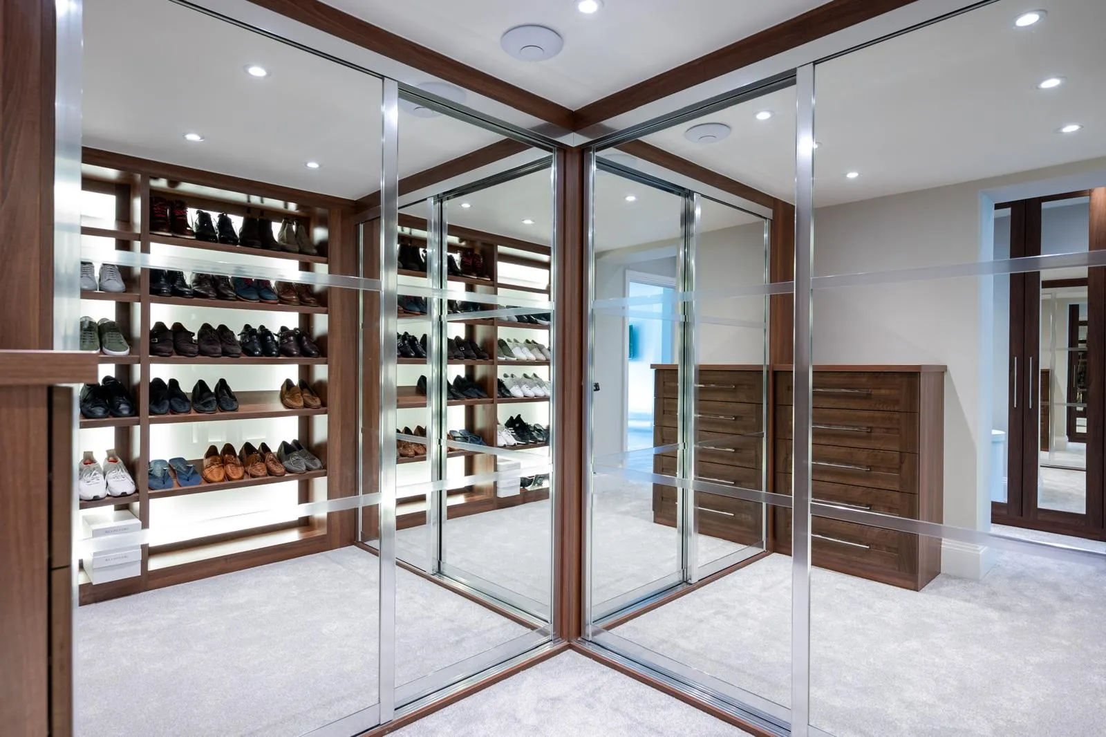 Mirrored wardrobe spaces for your home