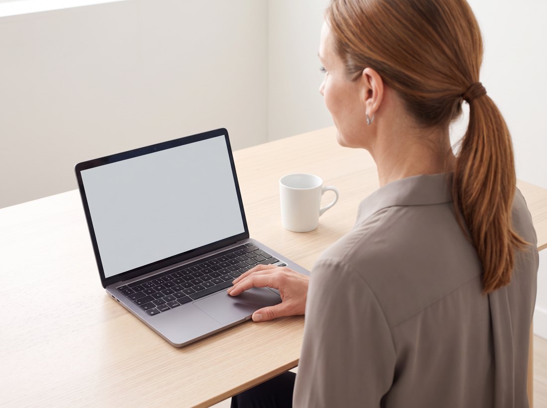 Pflegedienstleitung am Laptop mit der Fahrzeugübersicht