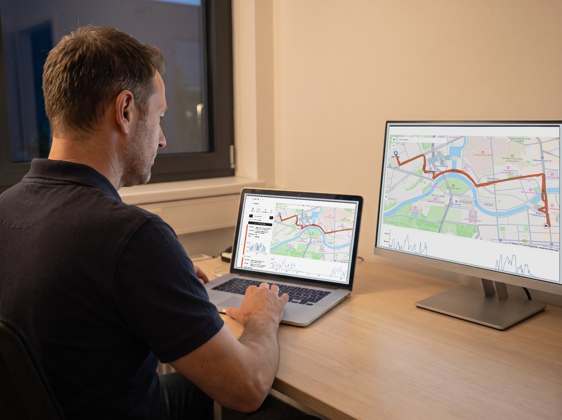 Objektleitung sieht nachts die Fahrzeugübersicht am Laptop