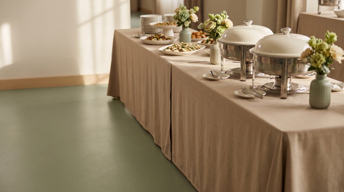 Fertig aufgebautes Buffet in einer Eventlocation