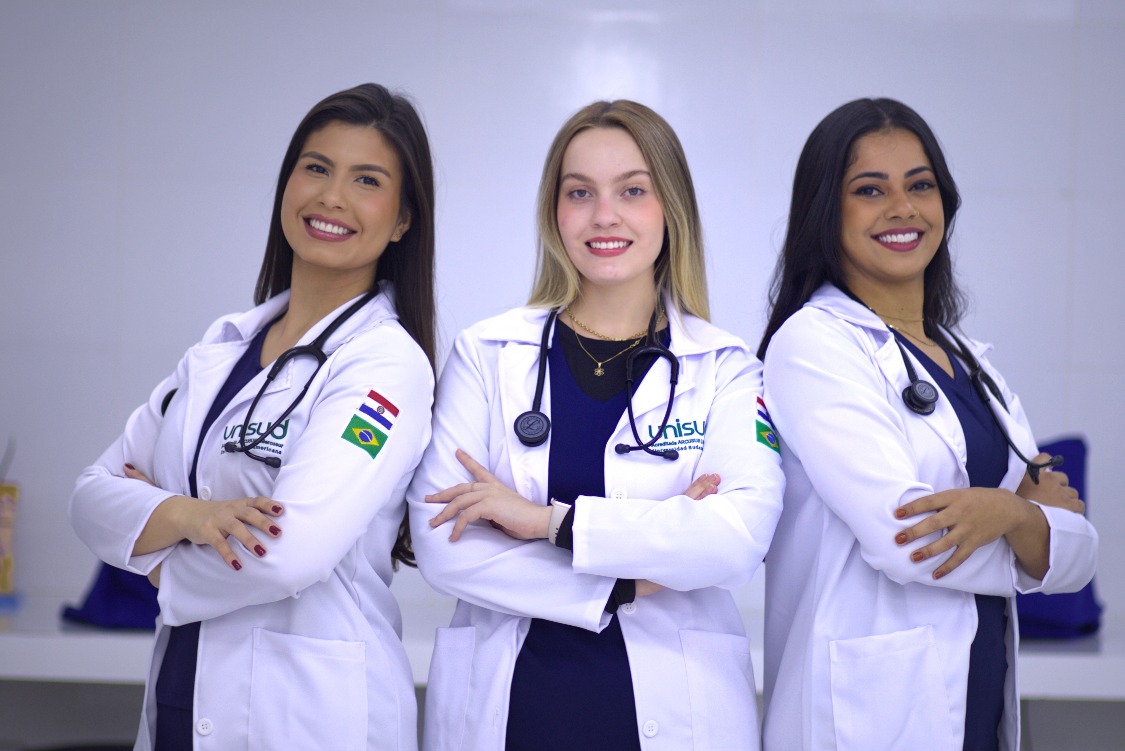 Uma médica estudando em sua mesa
