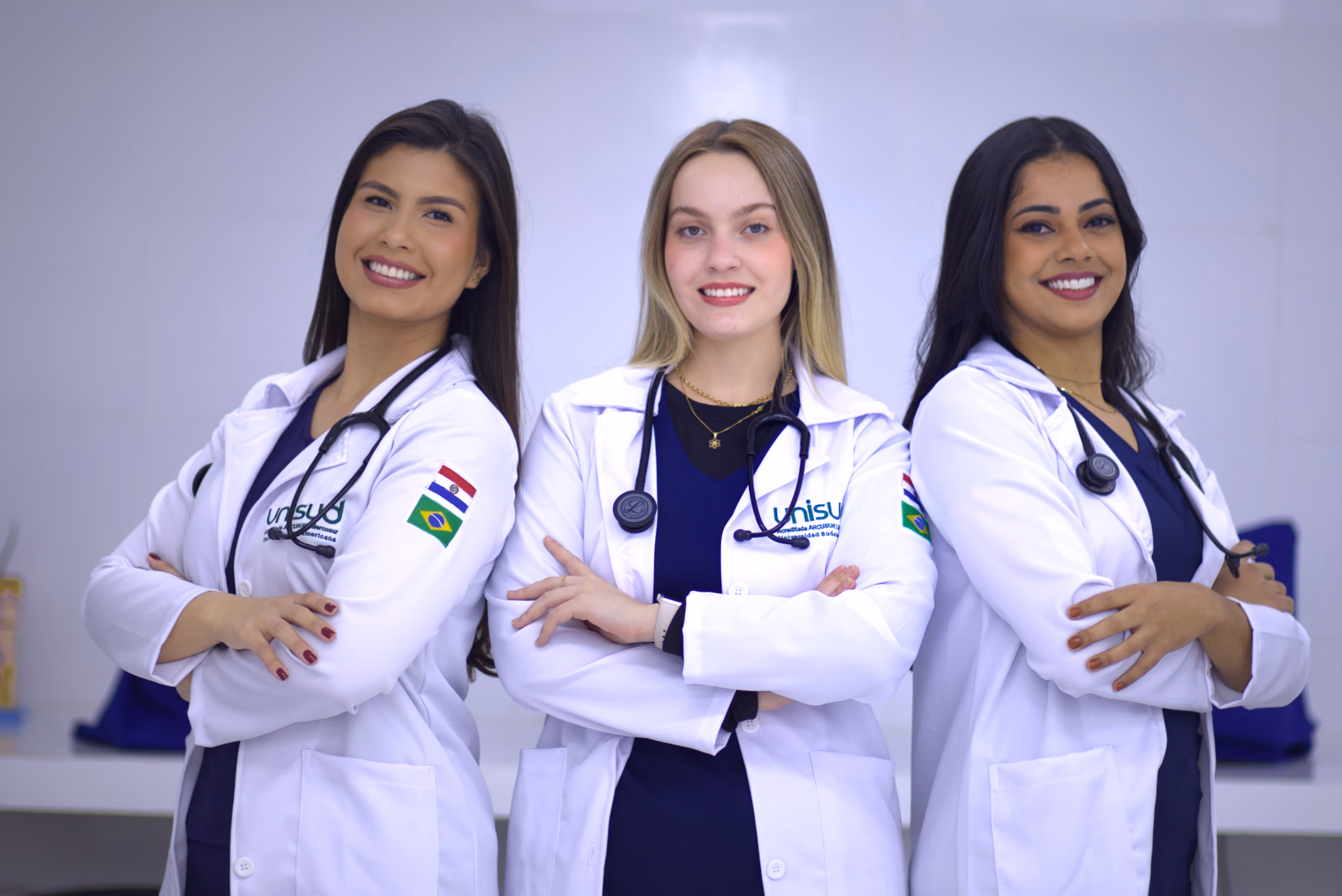 Uma médica estudando em sua mesa