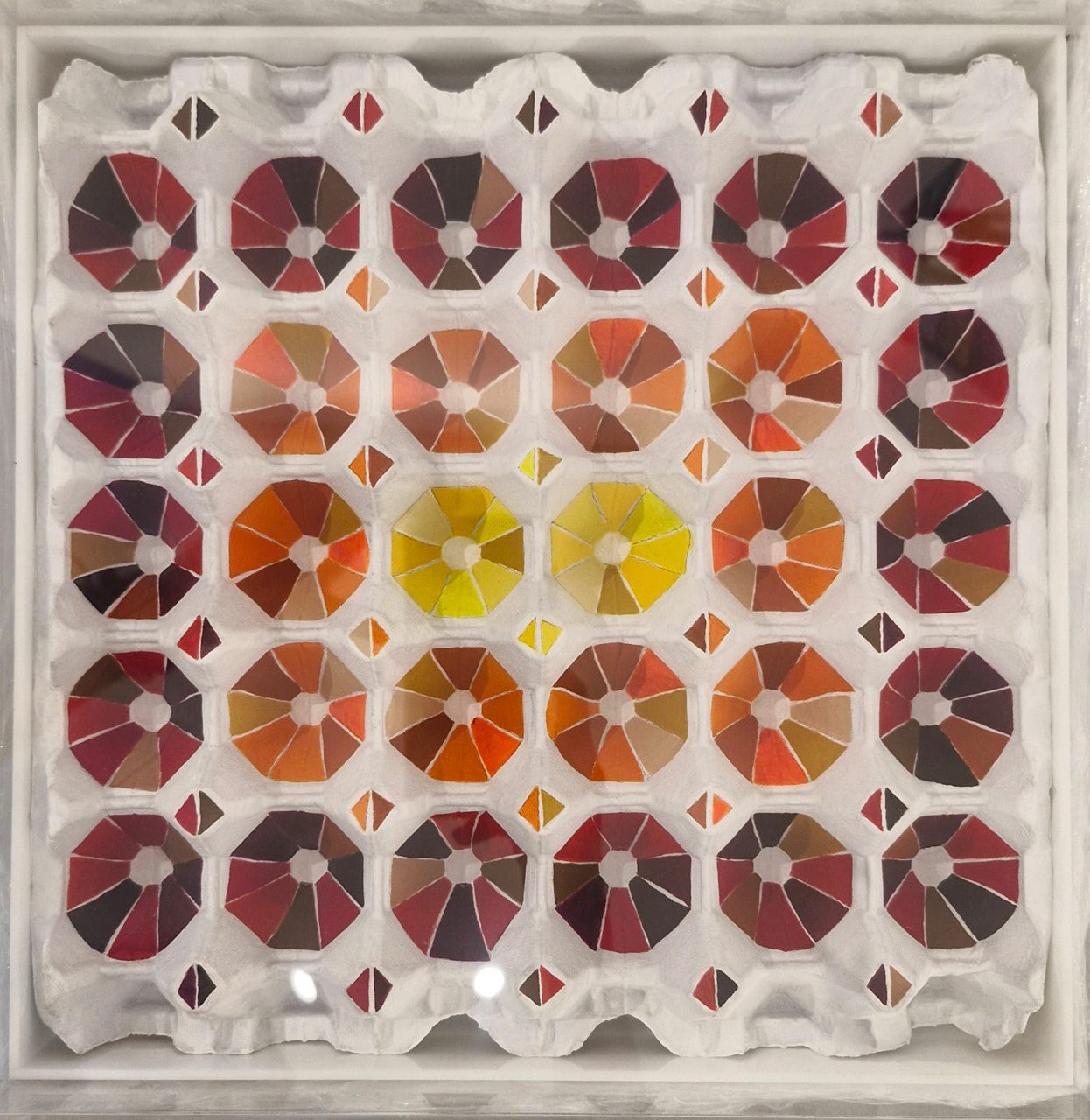 «Emoción I», obra de Patricia Quevedo. Acrílico sobre cartón de huevos, 26 x 30 cm.