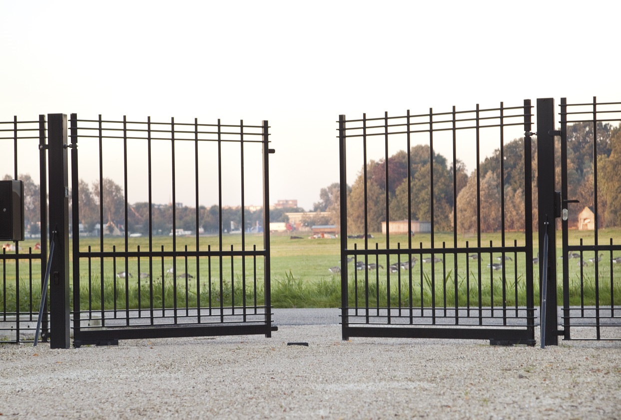 Automatische aandrijving geïnstalleerd voor bestaande draaipoort