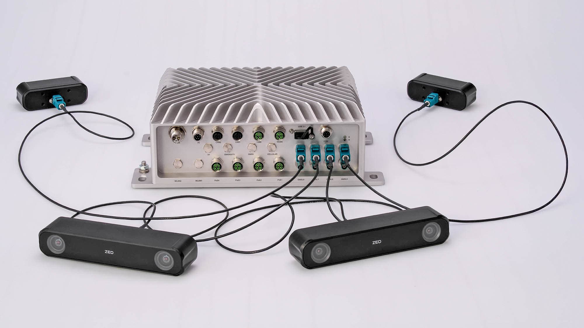 Ein Syslogic Embedded-System aus der Rugged-Serie mit vier angeschlossenen GMSL-Kameras.