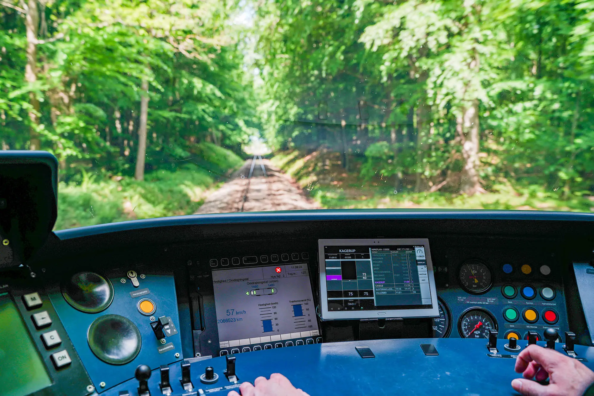 London Railway Station, arriving train, picture by Ugur Akdemir