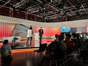 Zwei Menschen auf einer Bühne