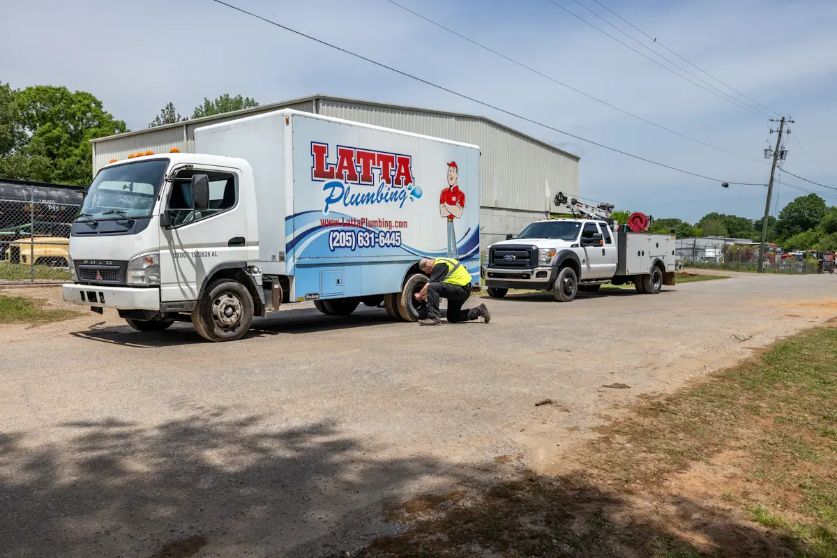 Mechanic performing roadside assistance in Childersburg, AL
