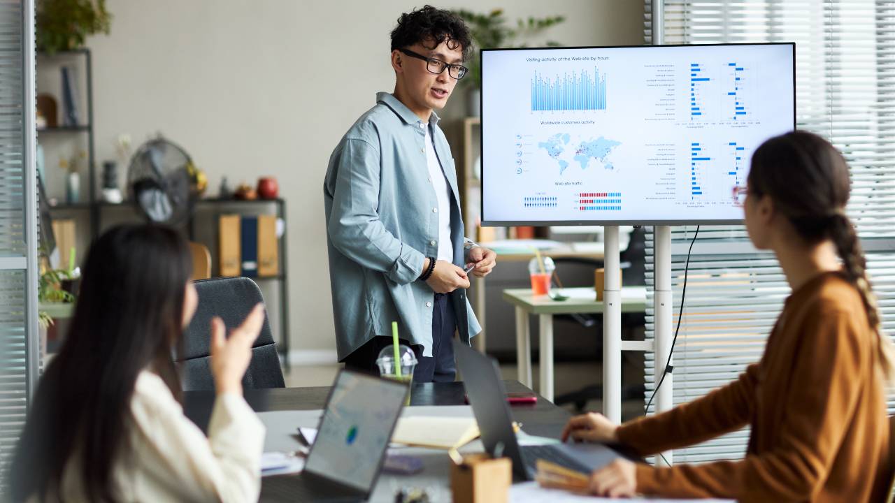 What Are the Core Traits and Defining Features of Agentic Analytics?