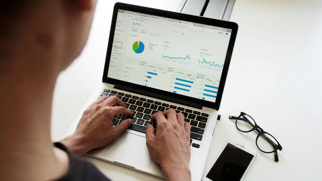 Which Analytics Type Explicitly Uses Artificial Intelligence?