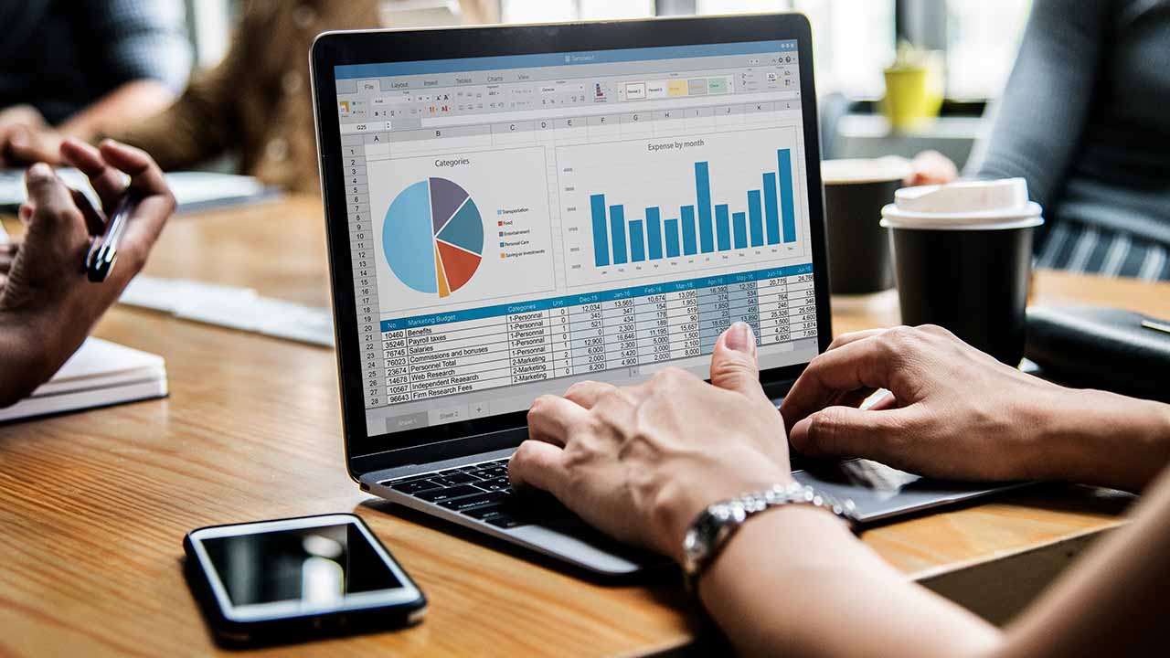 What software tools can help with margin calculation for online retailers?