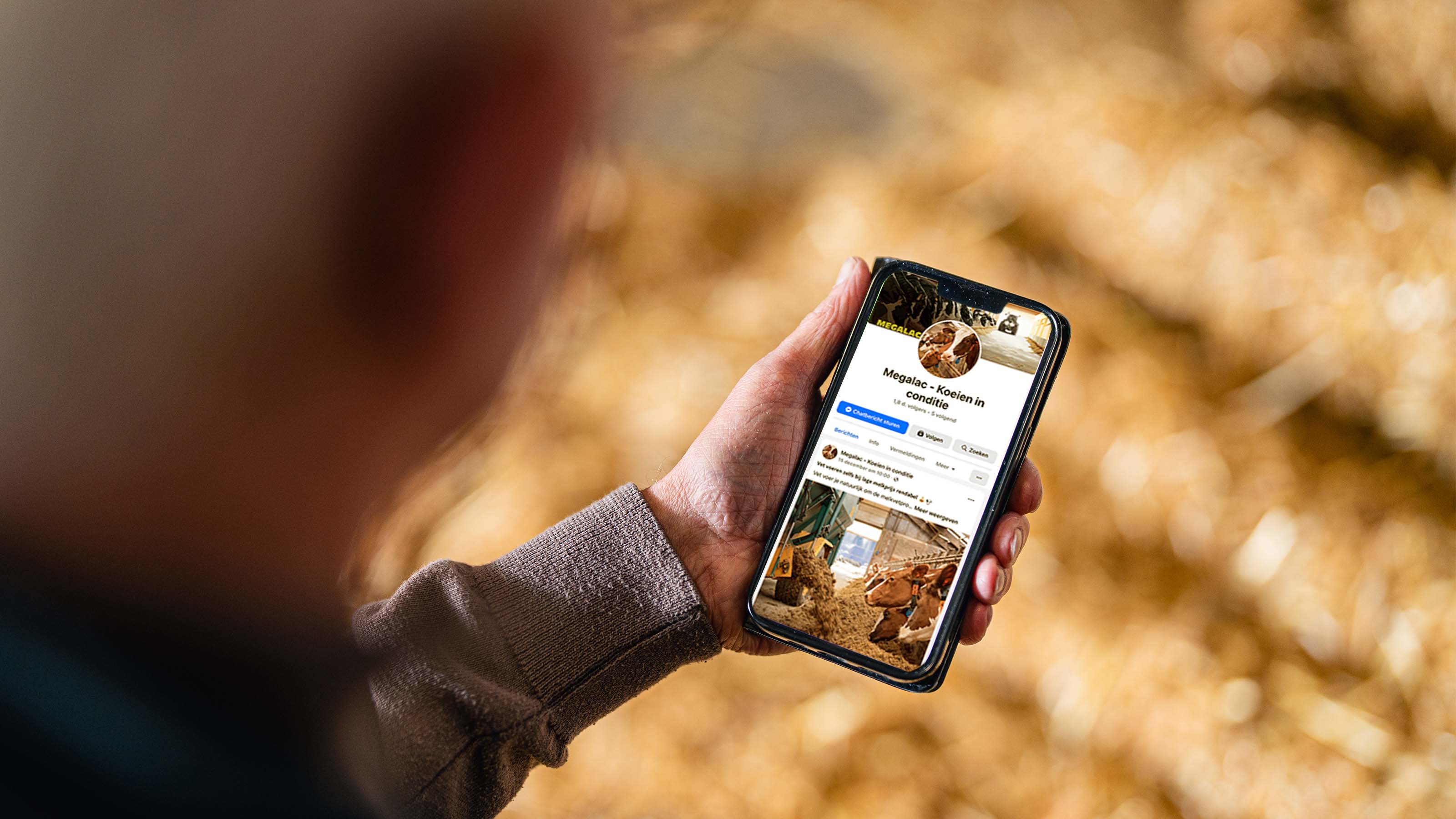 Social media zijn inmiddels onmisbaar in de agrarische sector. Boeren, tuinders, loonwerkers en adviseurs gebruiken hun smartphone dagelijks om kennis op te doen, producten te vergelijken en collega-ondernemers te volgen. Daarmee liggen er enorme kansen voor agrarische merken die zichtbaar willen zijn op het juiste moment, via de juiste kanalen - met content die echt raakt.
In deze blog lees je hoe je agrarische ondernemers bereikt via social media, welke platforms relevant zijn, hoe je een goede planning maakt, welke content werkt, hoe je advertising slim inzet en hoe je data analyseert.