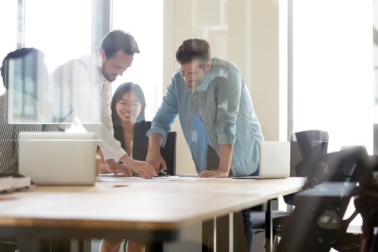 Équipe en atelier de travail collaboratif sur un projet digital