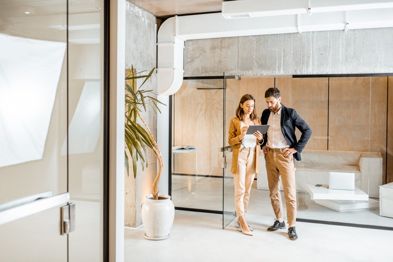 Consultants avançant ensemble dans des bureaux lumineux