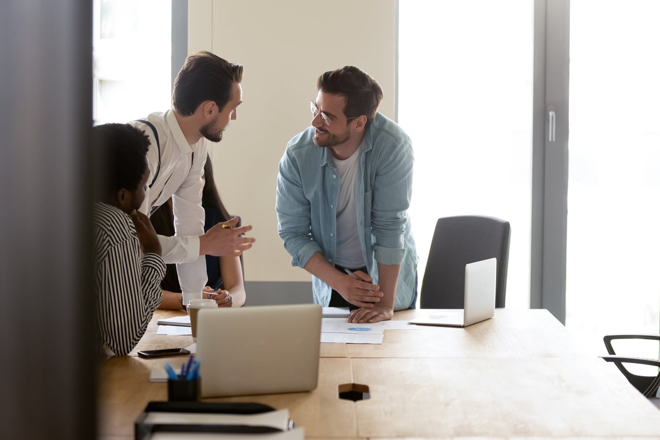 Échange de travail sur un projet numérique