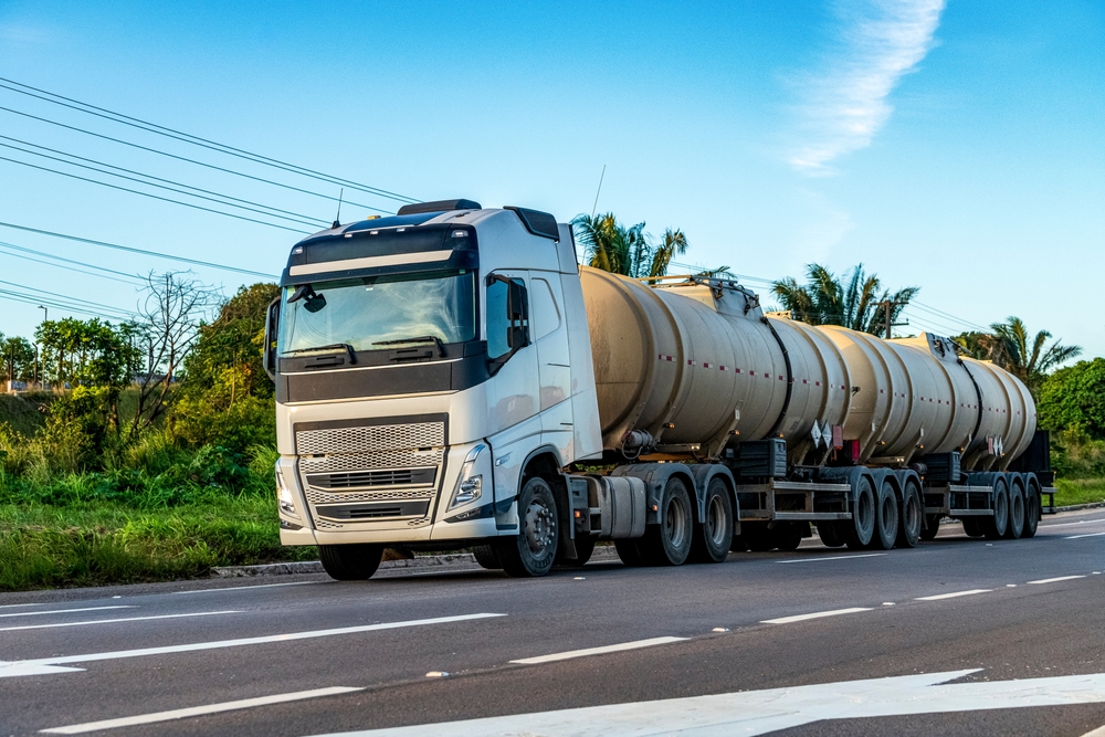 Transporte de combustível envolve rigorosas legislações. Foto: Cacio Murilo / Shutterstock.com