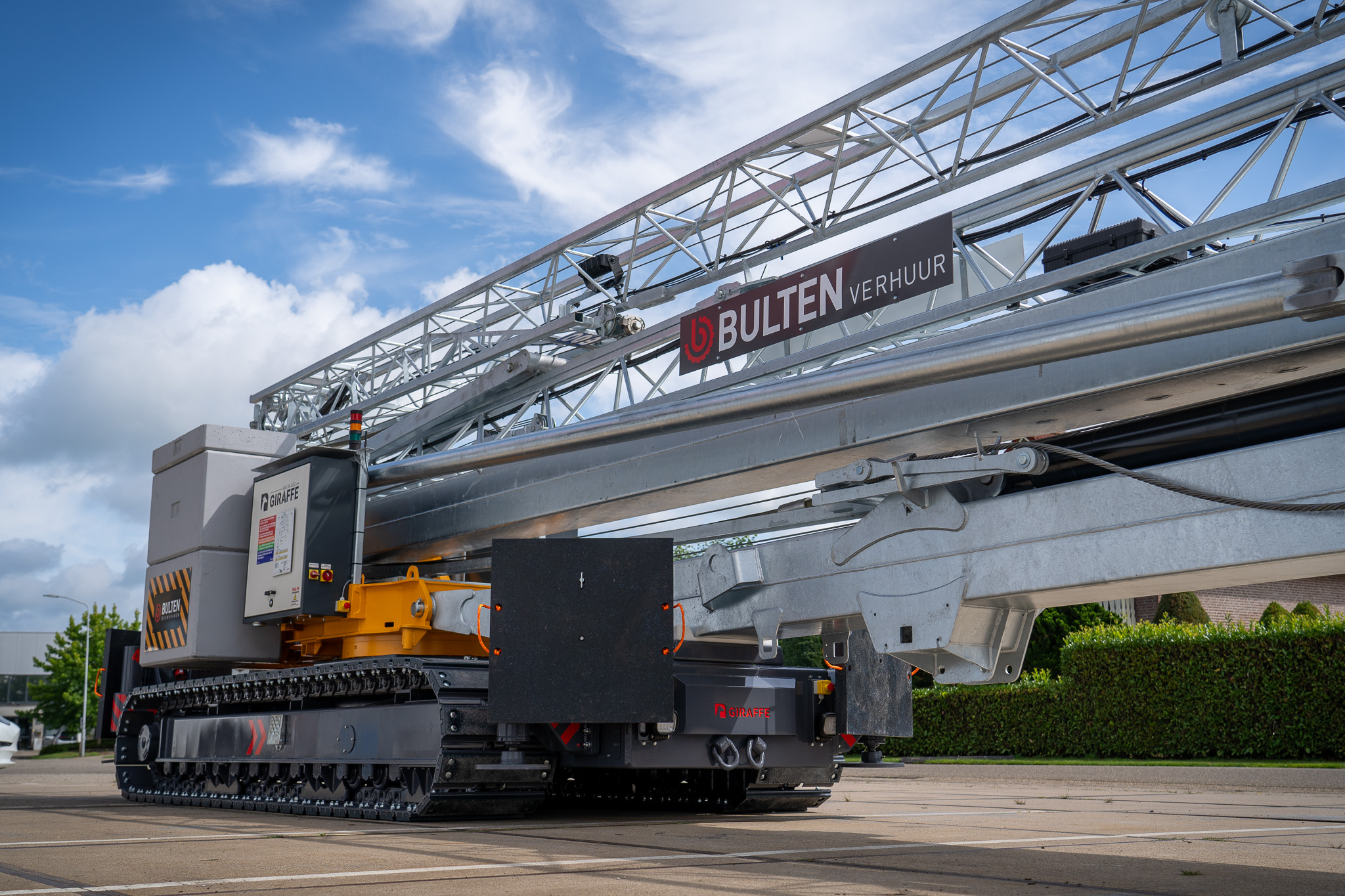 Rups onderstel van de ingeklapte Giraffe 600.30-GC2 bouwkraan