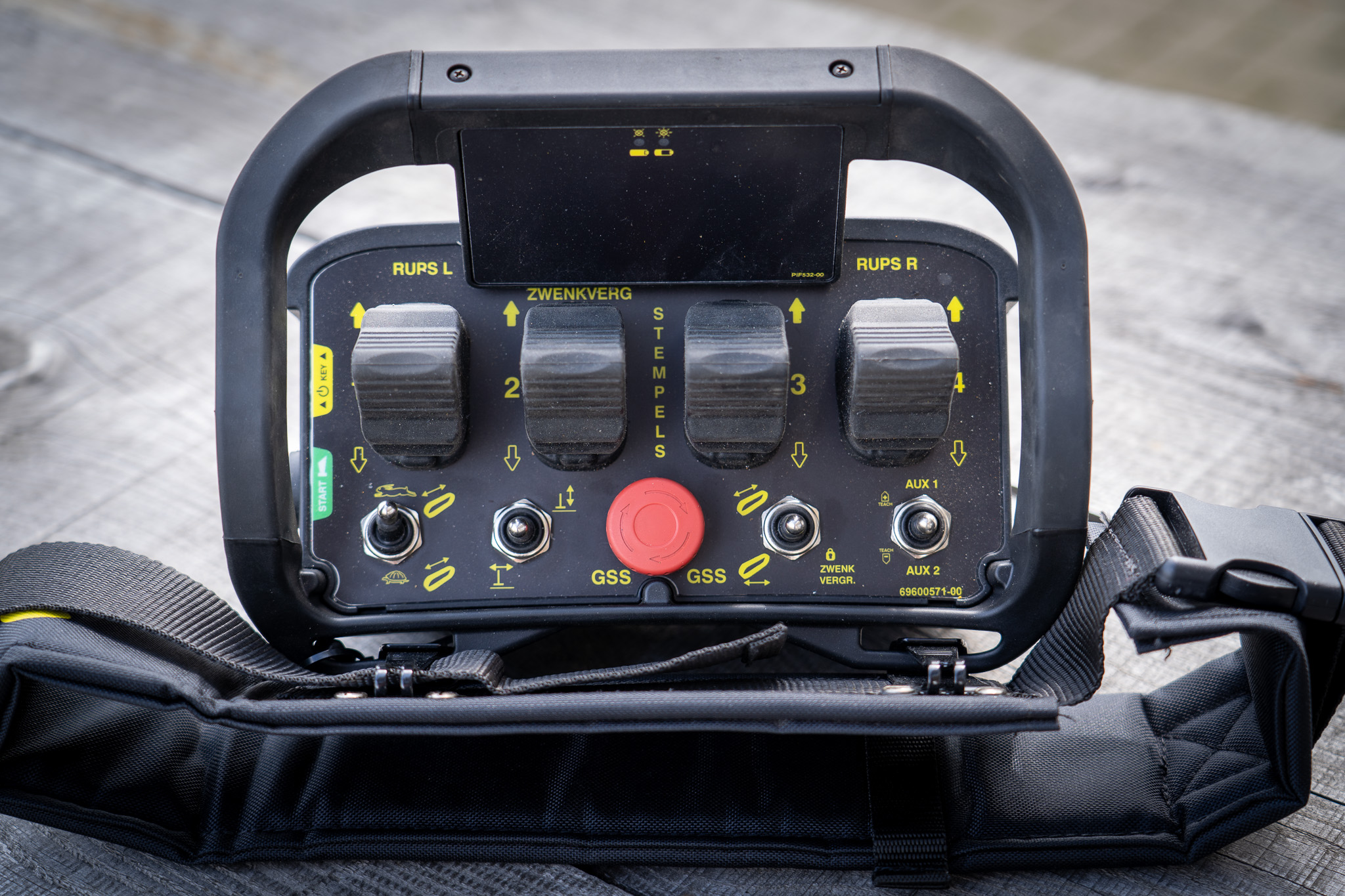 Remote control of the Giraffe 600.30-GC2 caterpillar chassis