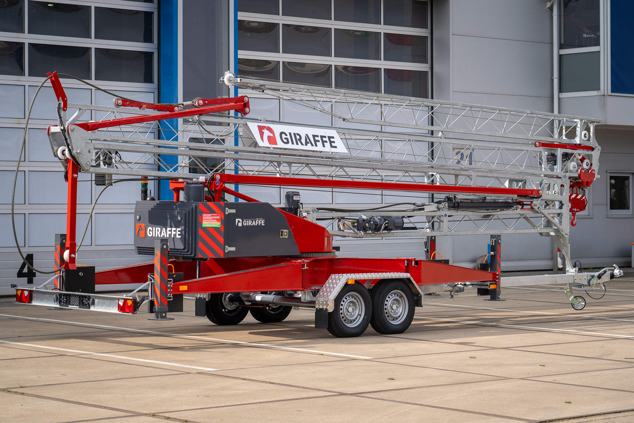 Foto van de zijkant van de Giraffe 350.15-M aanhangerkraan