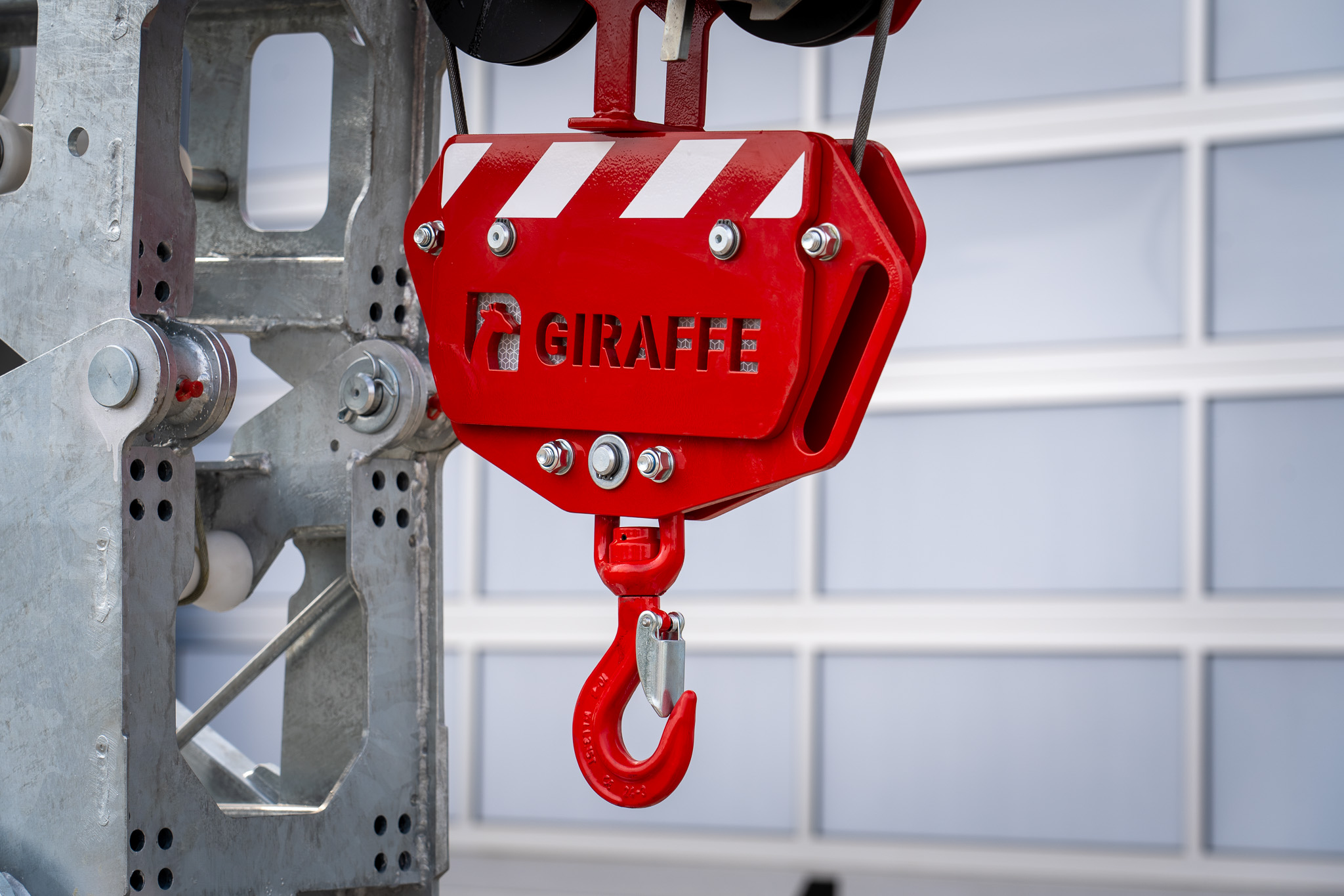 Hijshaak van de Giraffe 350.15-M aanhangerkraan met het logo van Giraffe erin