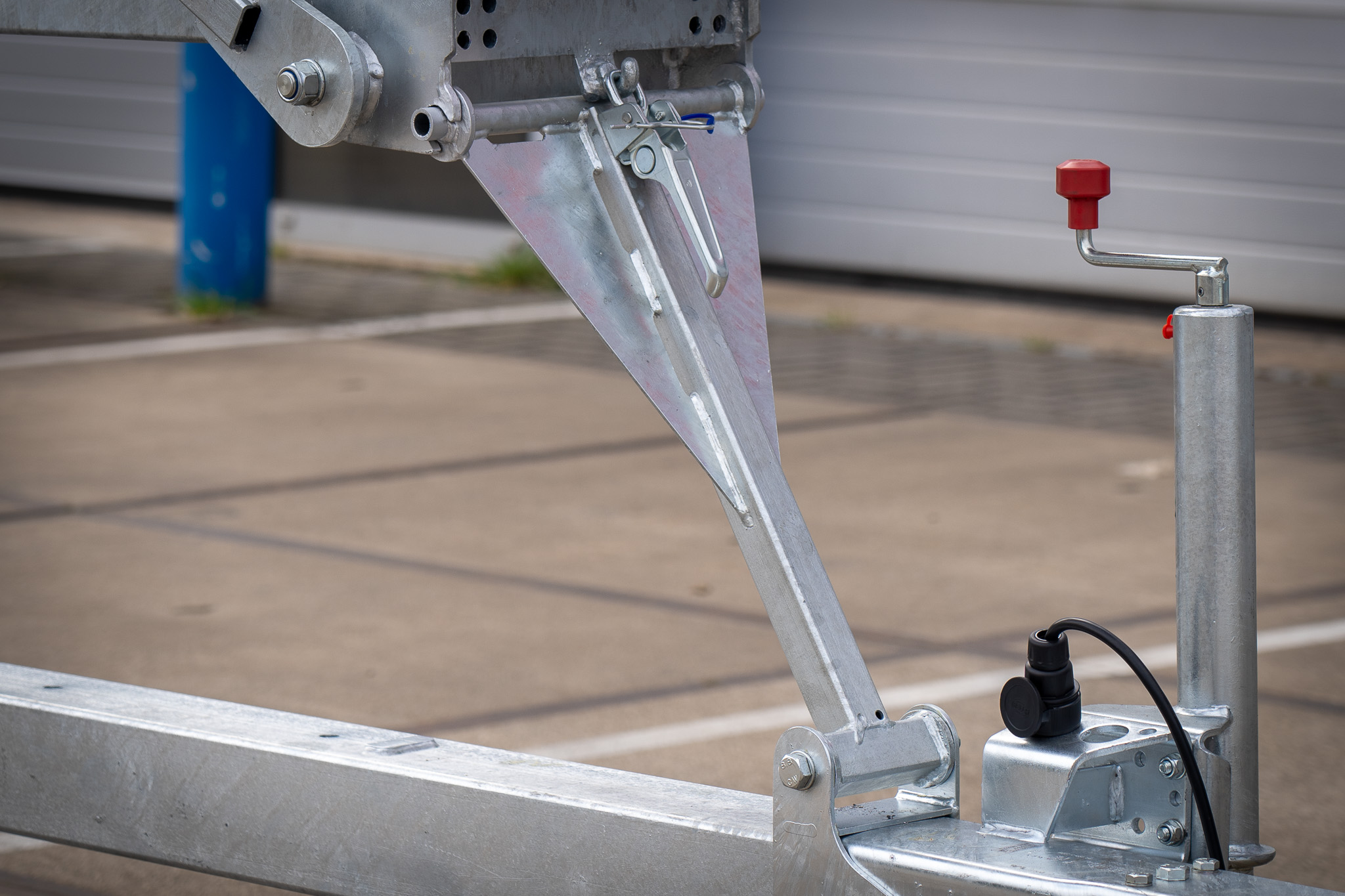 Giek bevestiging van de Giraffe 350.15-M aanhangerkraan aan het aanhanger onderstel