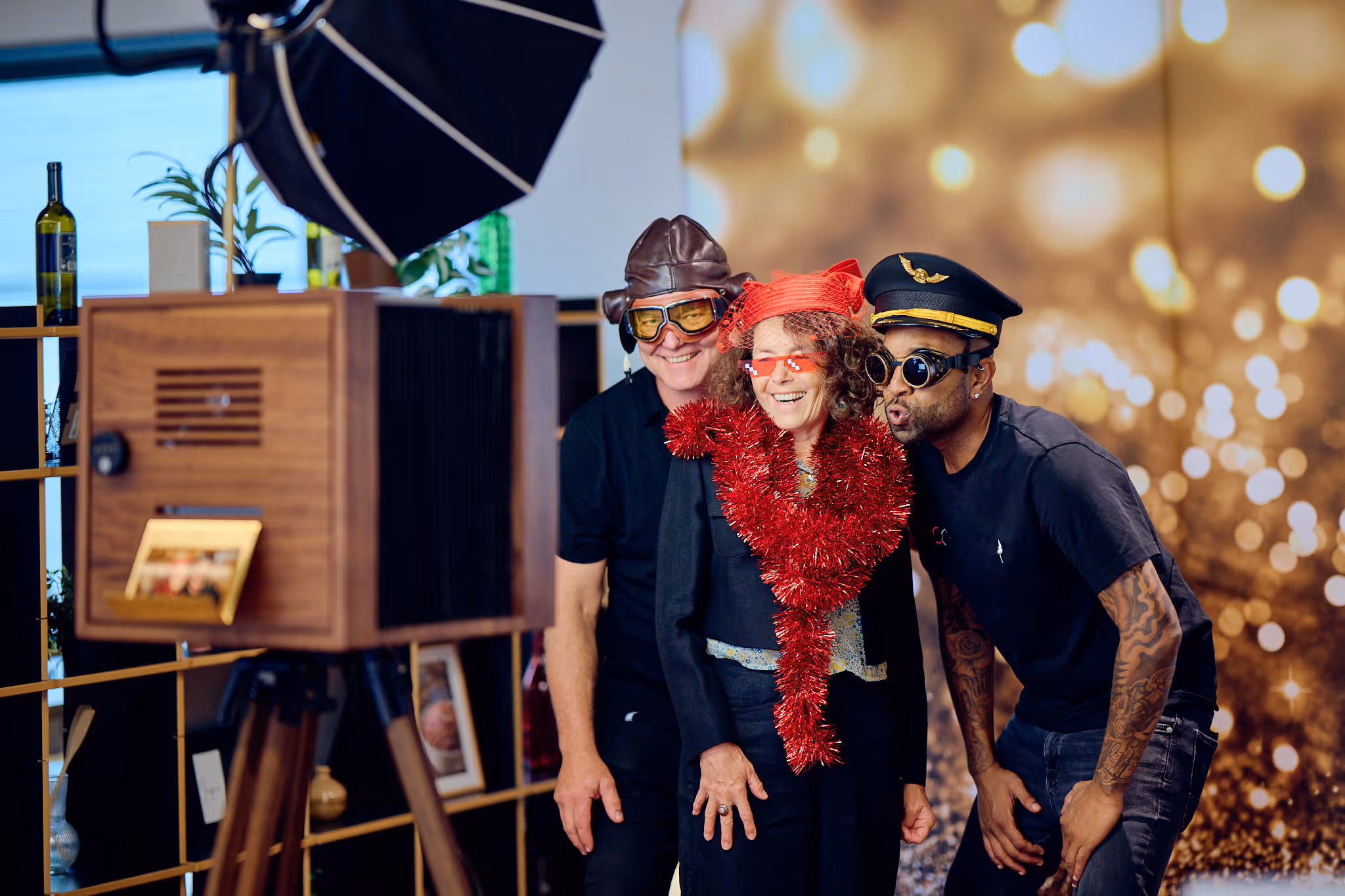 Cascura Fotobox am Event Gimelli, drei Gäste mit Requisiten, Eventfotografie Bern