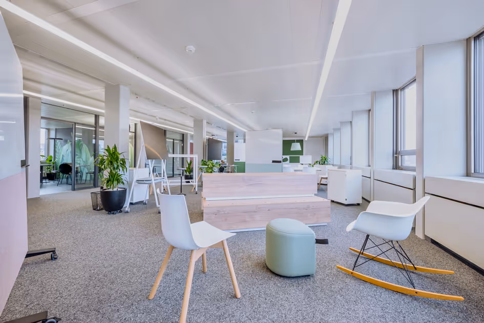 Modernes IT-Büro mit Designmöbeln, Architekturfotografie