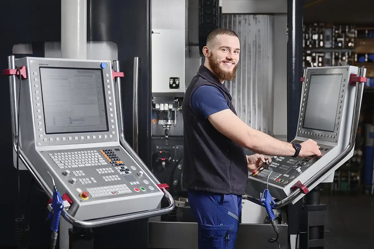 Techniker an CNC-Maschine, Industriefotografie