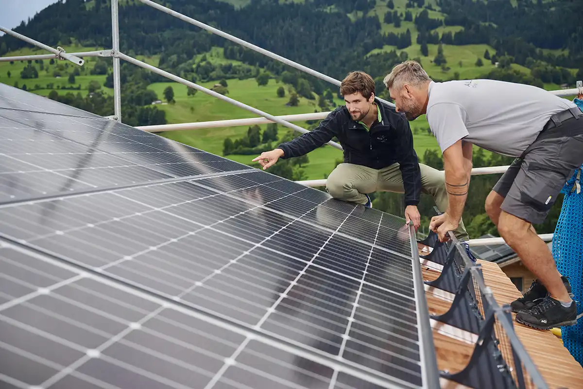 Solarmontage auf Dach mit Berner Berglandschaft, Handwerksreportage