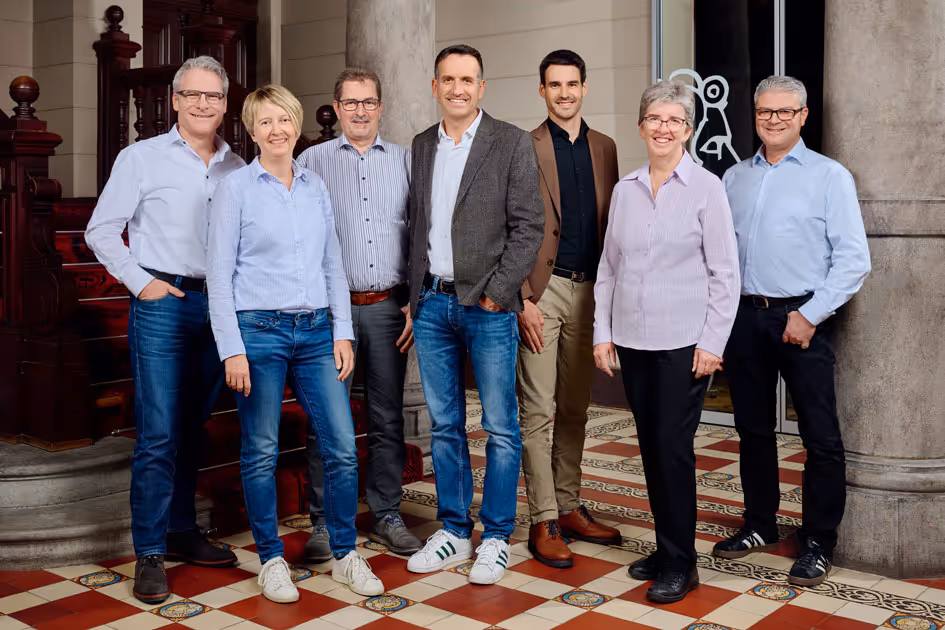 Gemeinderat Oberhofen Gruppenfoto in historischem Saal am Thunersee