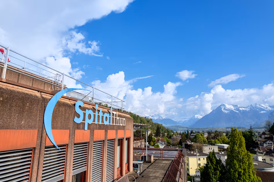 Drohnenaufnahme Spital Thun STS mit Stadt und Berner Alpen