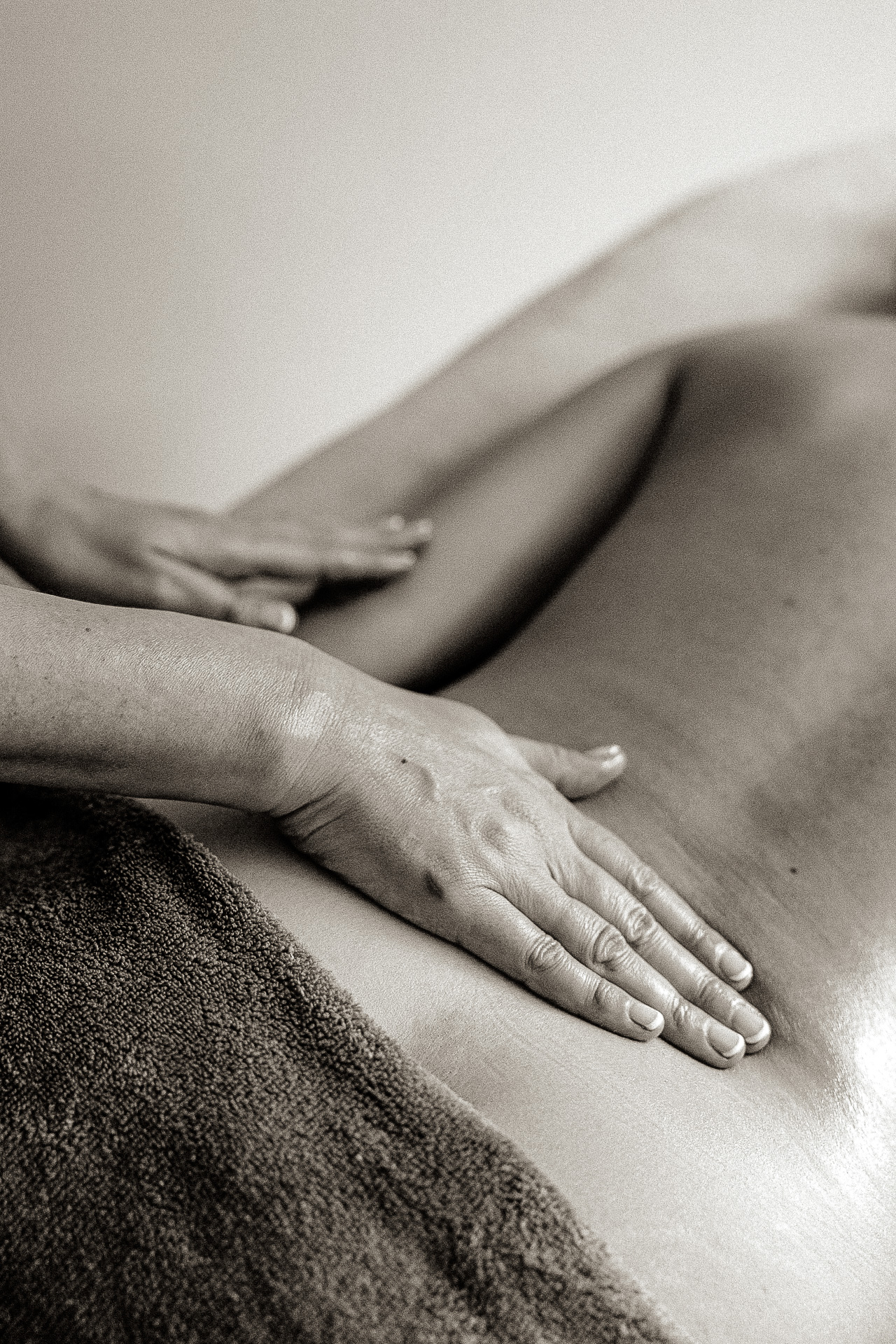 Handen op de huid tijdens een massage