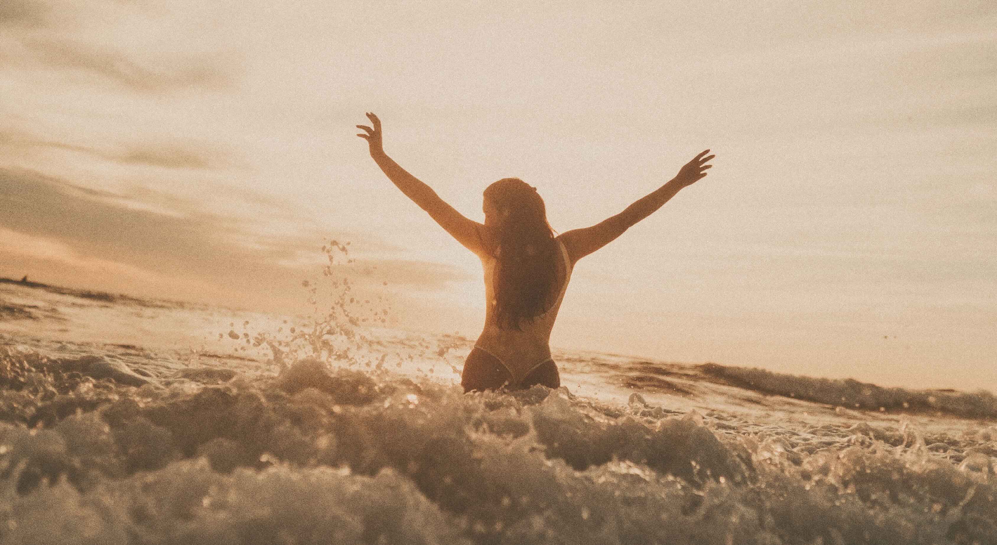 glückliche Frau im Meer