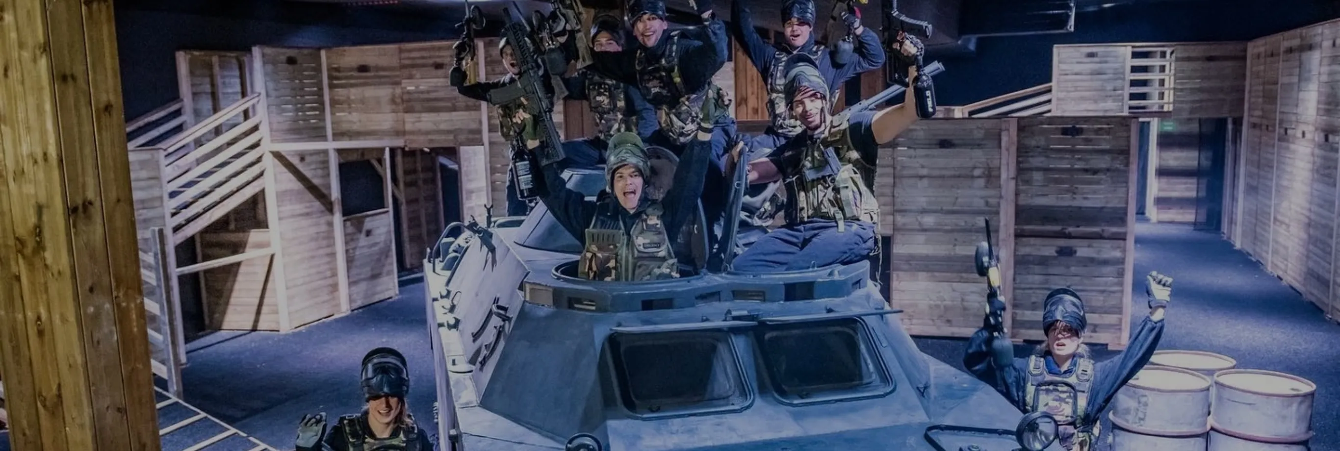 Groupe d'adultes heureux au paintball