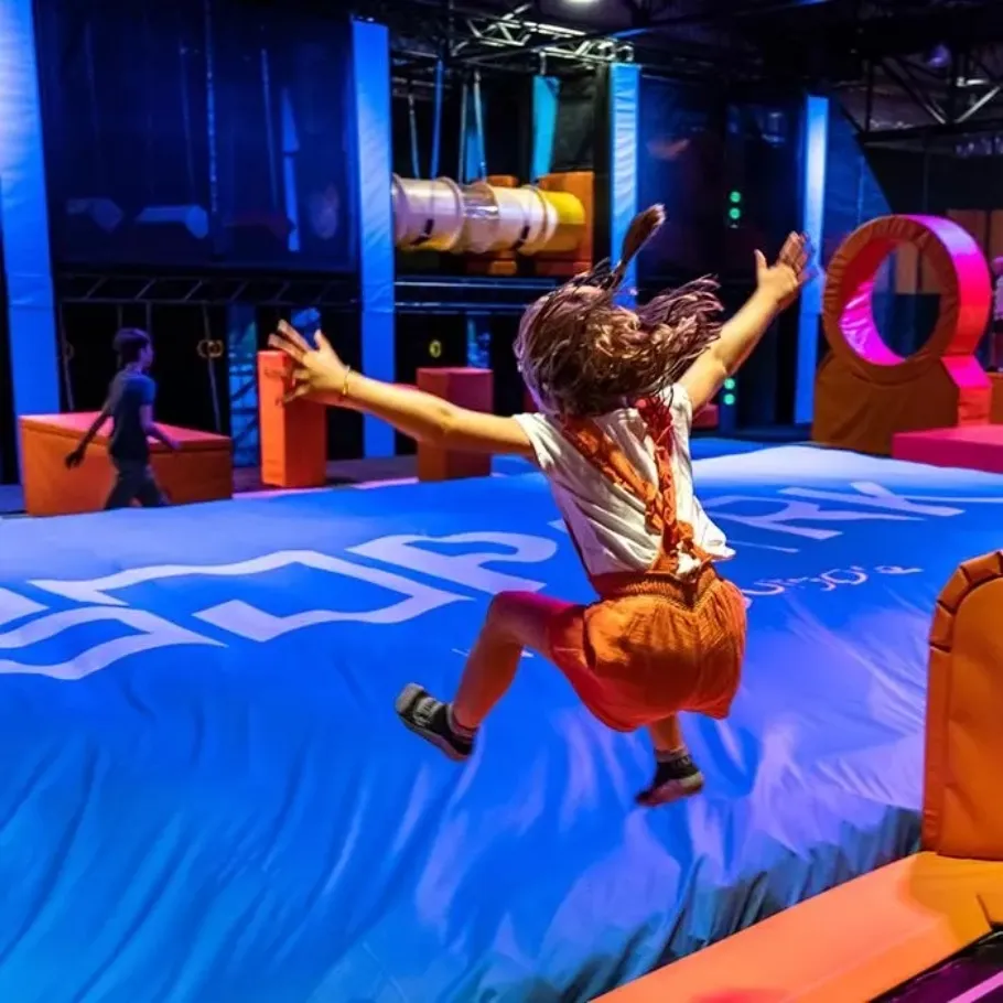 Enfant au parc de trampolines