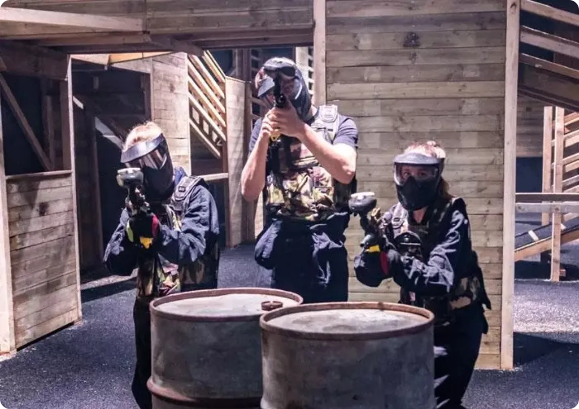 Joueurs sur terrain de paintball intérieur