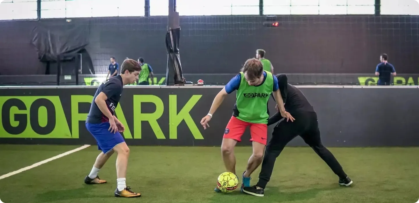 joueurs de football en salle