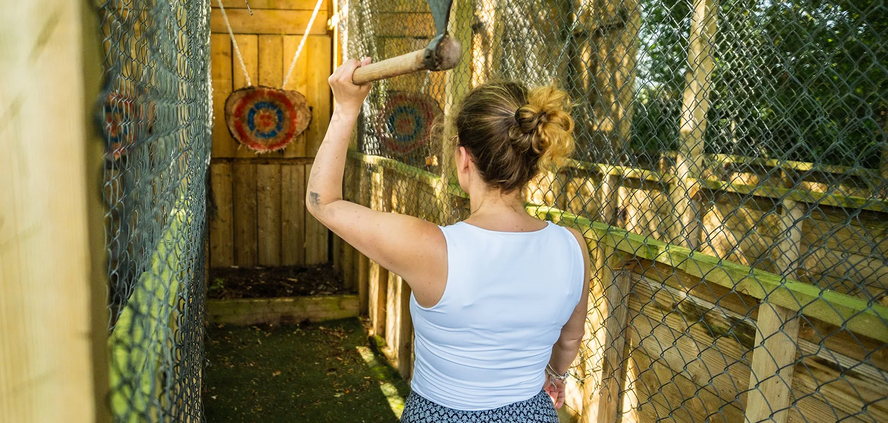 Femme qui teste sa précision au lancer de hache