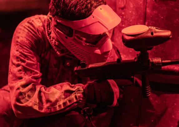 Joueur de paintball intérieur qui vise