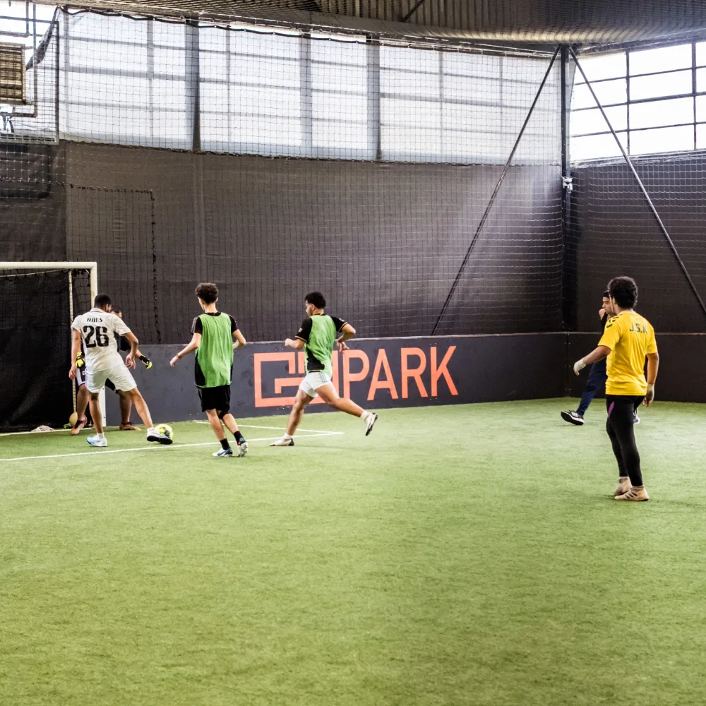 enfants qui jouent au futsal
