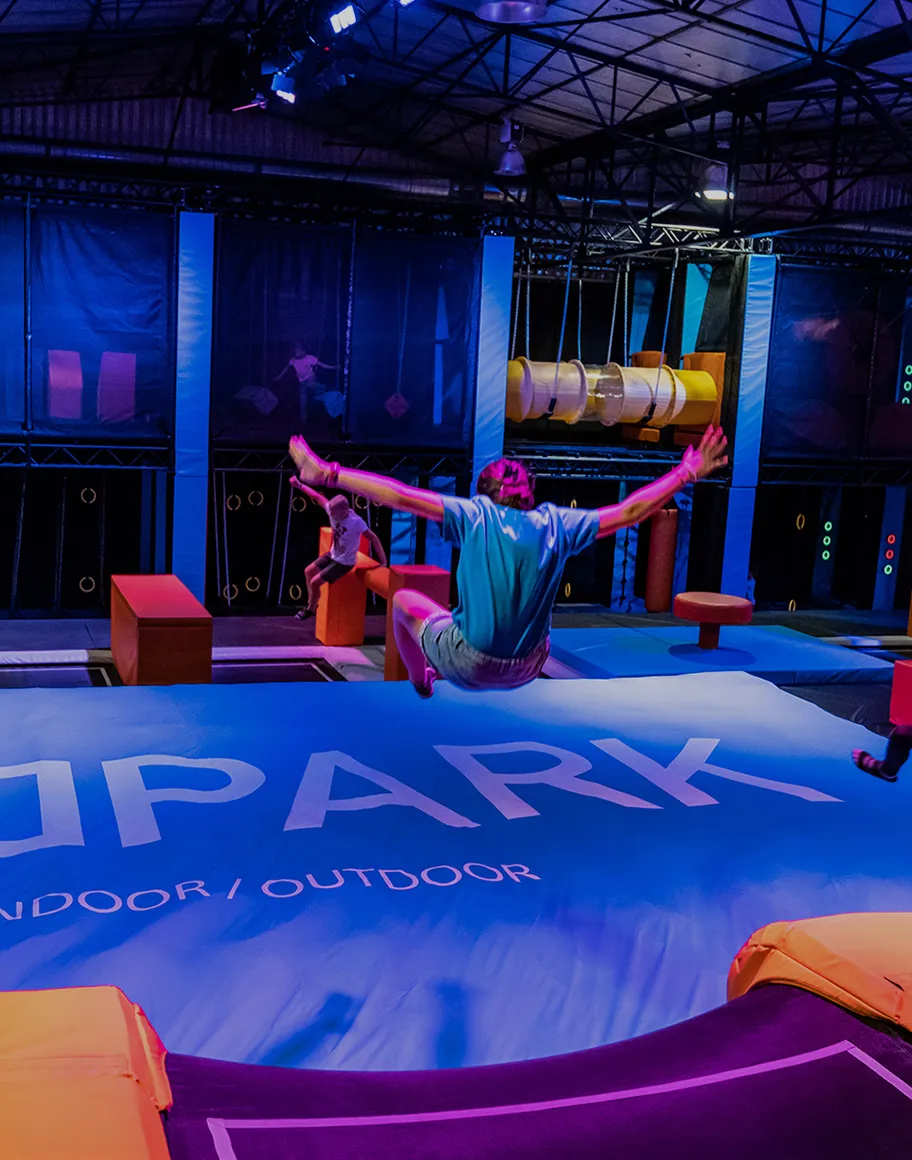 Trampoline park homme qui jump