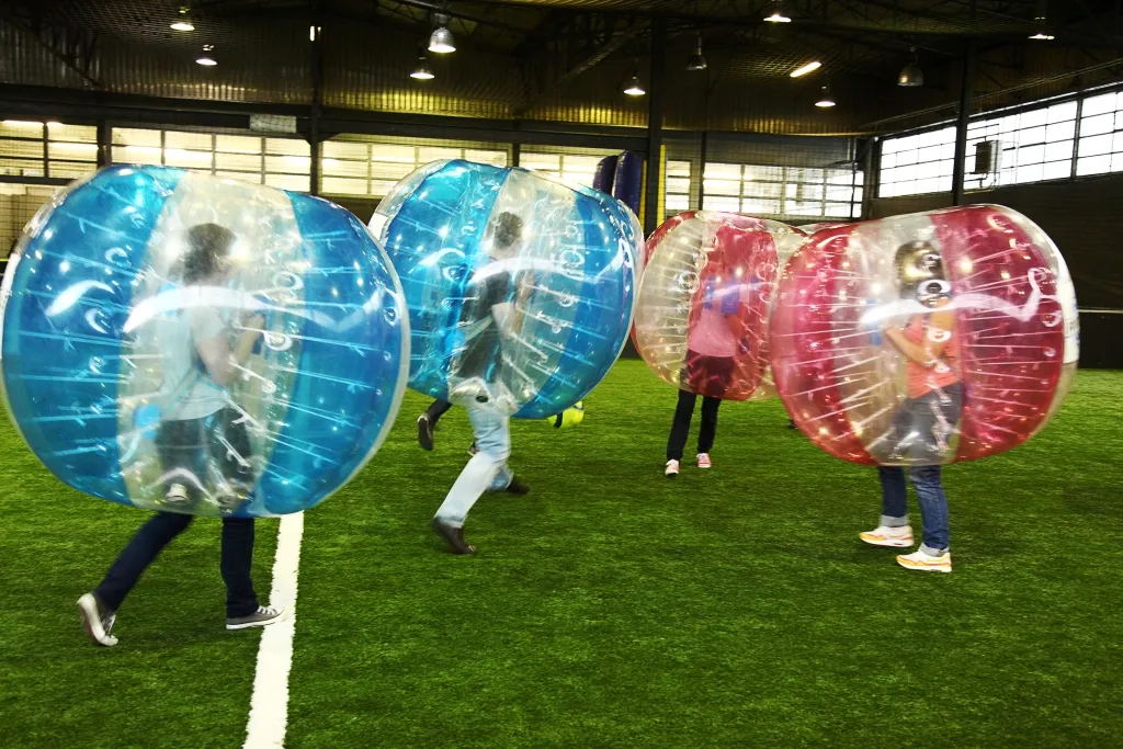 Bubble foot joueurs sur terrain