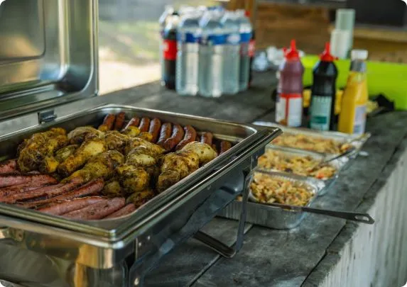 Barbecue en plein air sortie de groupe