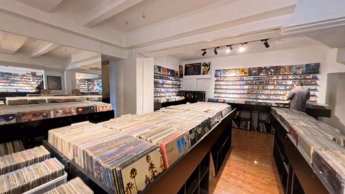 Virtual tour interior view of Vinilos Alvaro record store in Santiago, Chile, showing vinyl record displays, browsing areas, and store layout captured in 360-degree photography