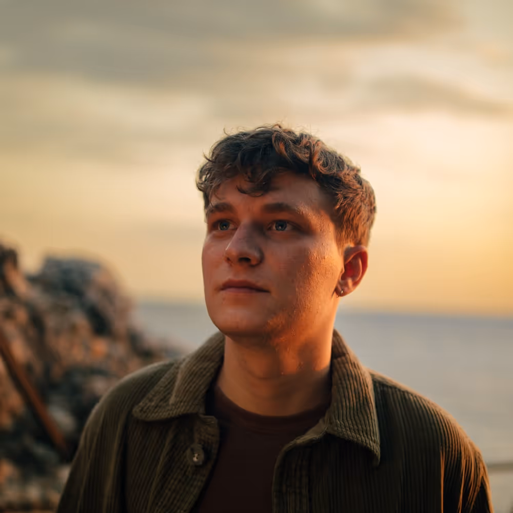 Photo of Nils Hoffmann, image source Apple Music