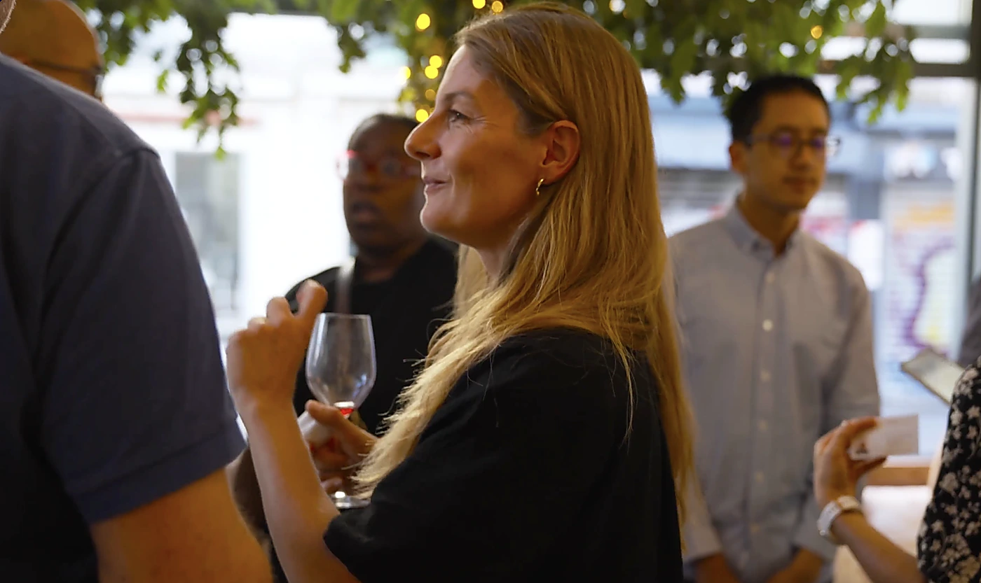 Alumni Ades pendant un afterwork à Paris