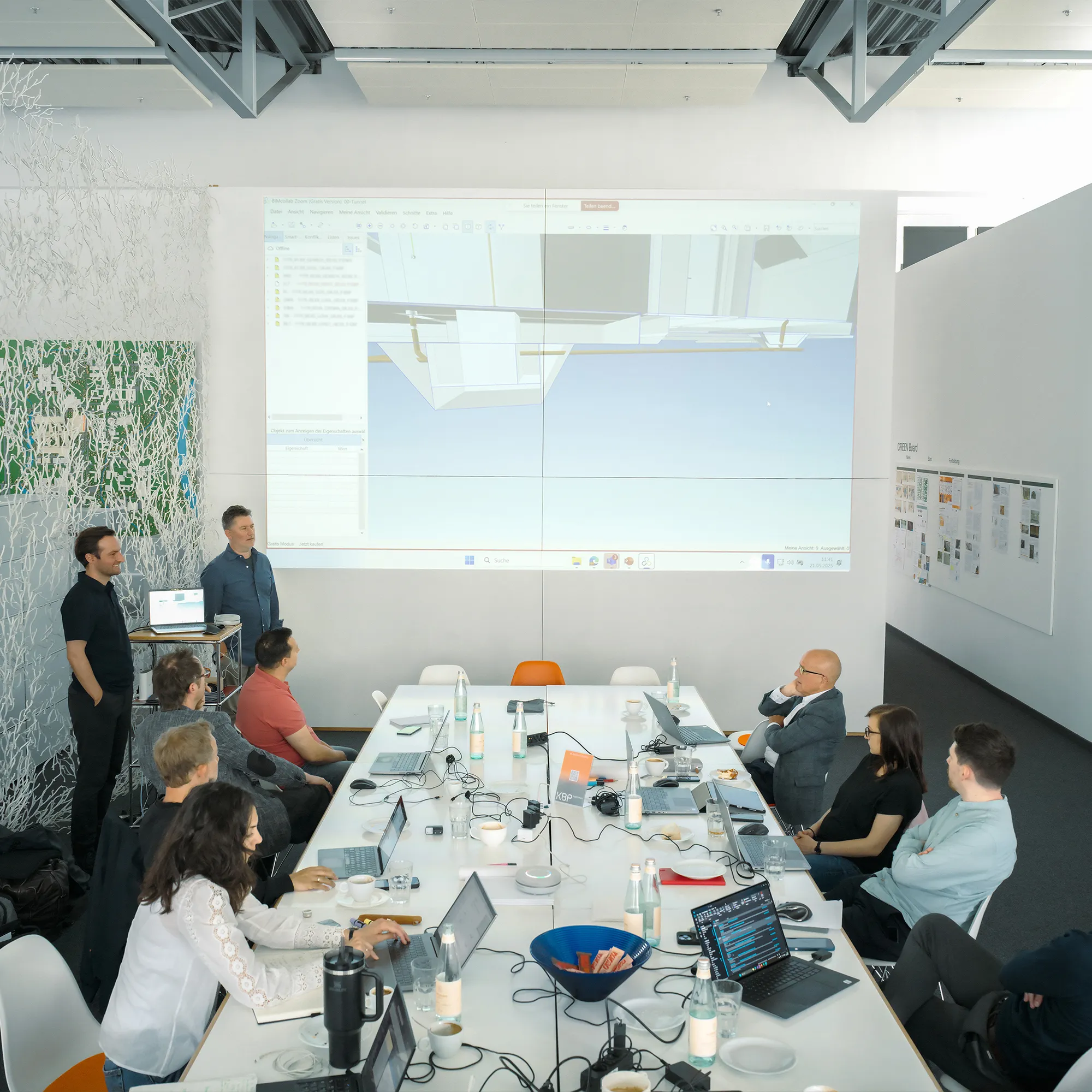 Projektpartner besprechen im Büro von KBP