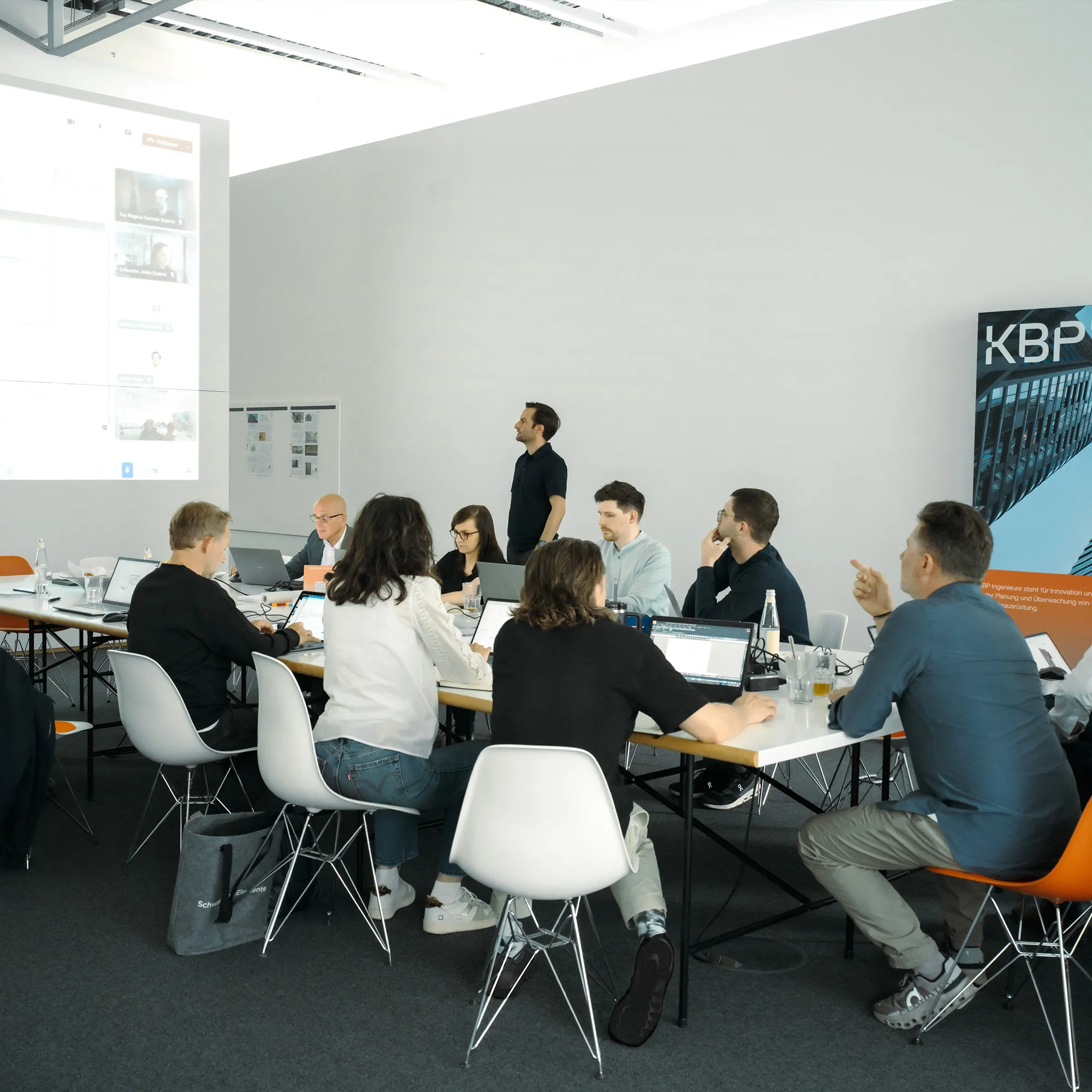 Projektpartner besprechen im Büro von KBP