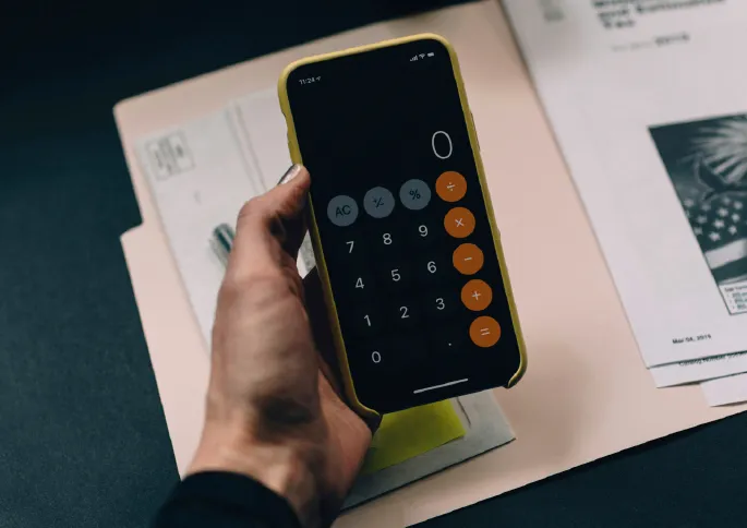foto hand met rekenmachine op telefoon