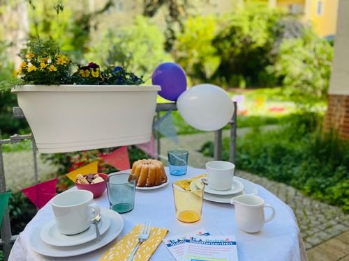 gedeckter Kuchentisch